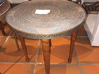 Lot 103 - ronde bijzettafels en schaal - afbeelding 2 van  4