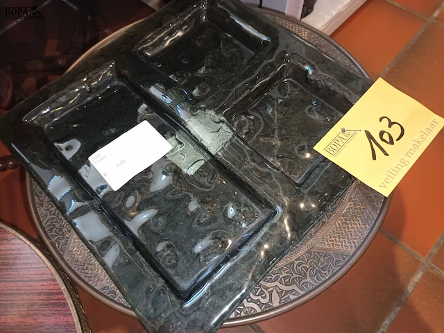 Lot 103 - ronde bijzettafels en schaal - afbeelding 3 van  4