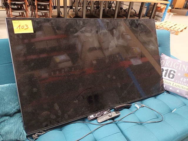 Lot 103 - tv lg 140 cm met muurbeugel - afbeelding 1 van  4
