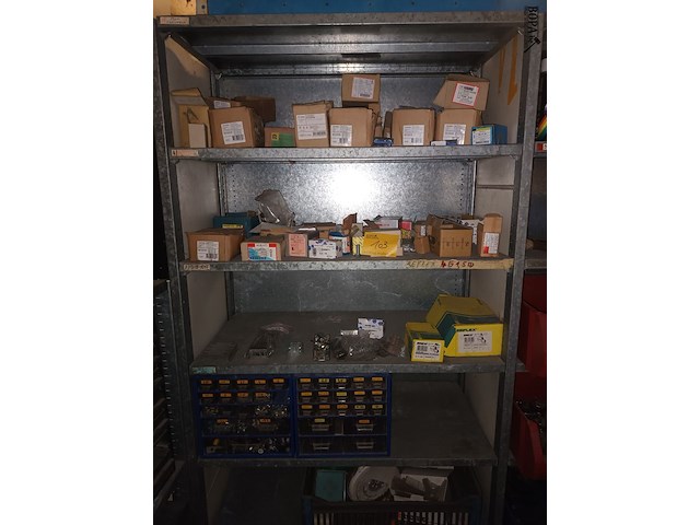 Lot 103 - werkmateriaal. inhoud rek - afbeelding 1 van  6