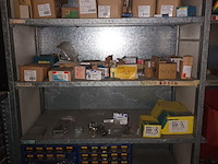 Lot 103 - werkmateriaal. inhoud rek - afbeelding 1 van  6