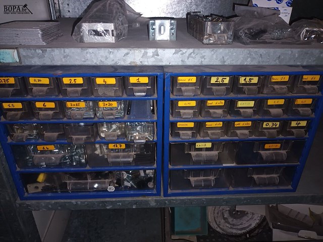 Lot 103 - werkmateriaal. inhoud rek - afbeelding 2 van  6