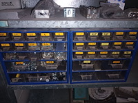 Lot 103 - werkmateriaal. inhoud rek - afbeelding 2 van  6