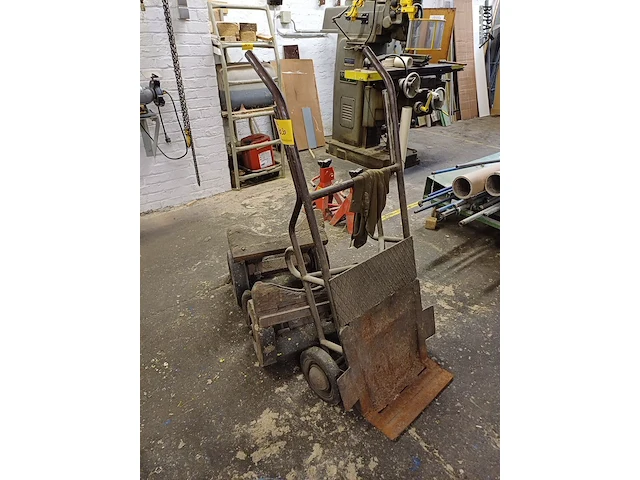 Lot 1030 - transportkarren en steekwagen. 3 stuks - afbeelding 1 van  4