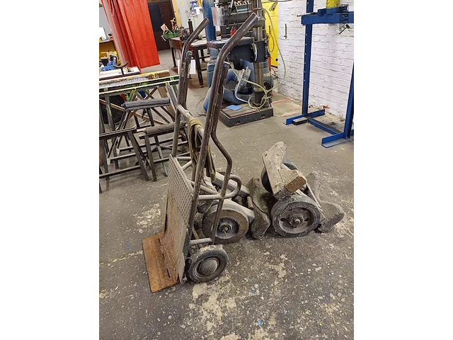 Lot 1030 - transportkarren en steekwagen. 3 stuks - afbeelding 2 van  4