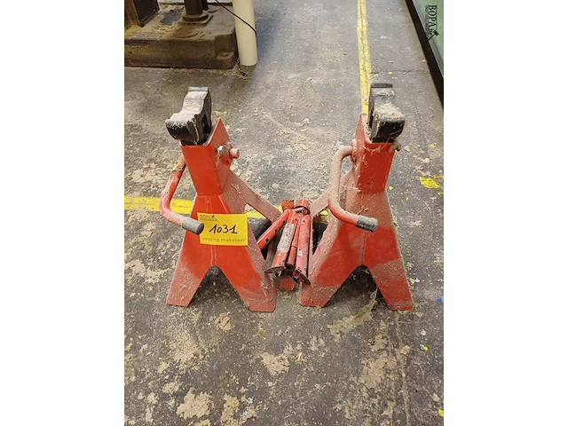 Lot 1031 - steunvoeten. 2 stuks - afbeelding 1 van  2