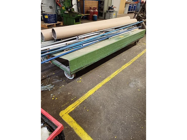 Lot 1035 - transportkar met inhoud - afbeelding 1 van  3