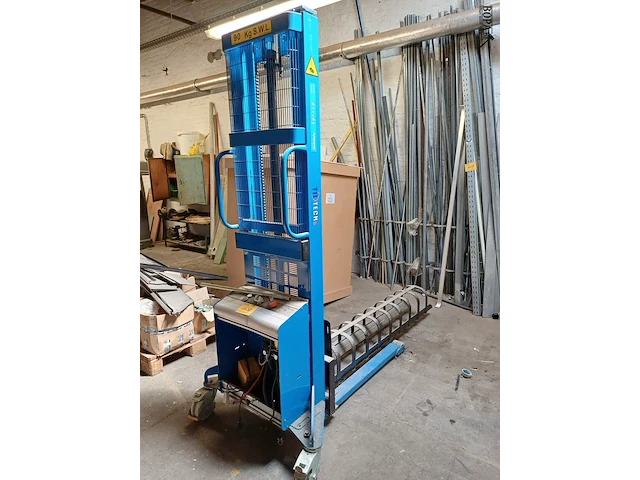 Lot 1038 - semi-elektrische stapelaar - afbeelding 1 van  6