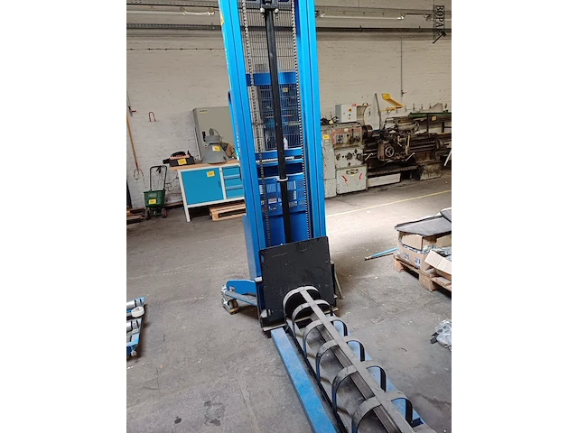 Lot 1038 - semi-elektrische stapelaar - afbeelding 6 van  6