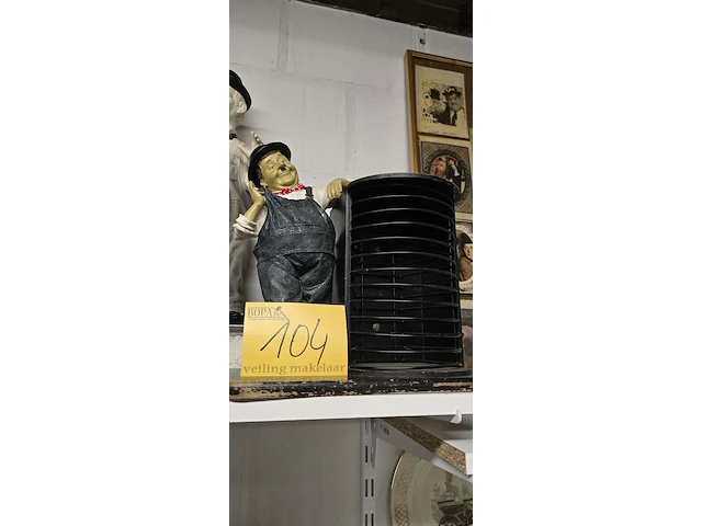 Lot 104 - cd houders laurel & hardy en leurel beeld - afbeelding 4 van  4