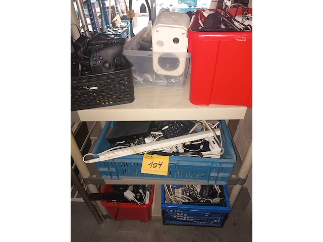 Lot 104 - computer accessoires en kabels - afbeelding 1 van  6