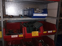 Lot 104 - handgereedschap en producten. inhoud rek - afbeelding 1 van  7