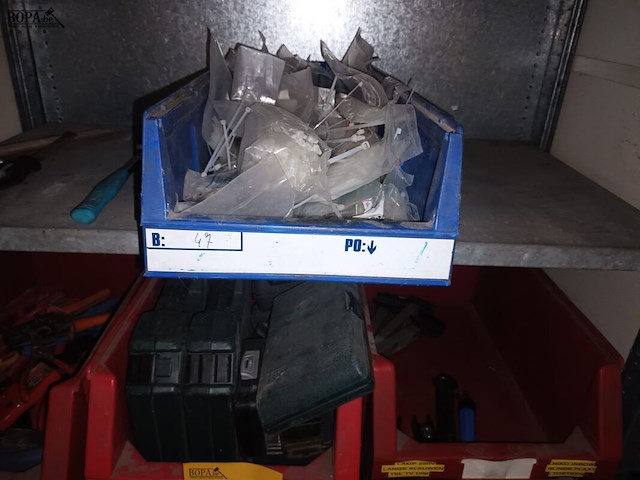 Lot 104 - handgereedschap en producten. inhoud rek - afbeelding 3 van  7