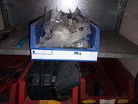 Lot 104 - handgereedschap en producten. inhoud rek - afbeelding 3 van  7