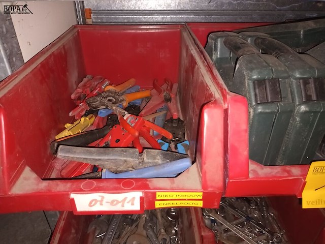 Lot 104 - handgereedschap en producten. inhoud rek - afbeelding 4 van  7