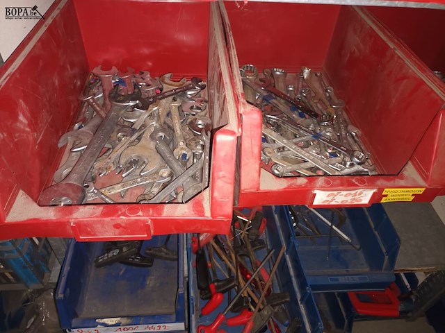 Lot 104 - handgereedschap en producten. inhoud rek - afbeelding 5 van  7