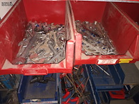 Lot 104 - handgereedschap en producten. inhoud rek - afbeelding 5 van  7