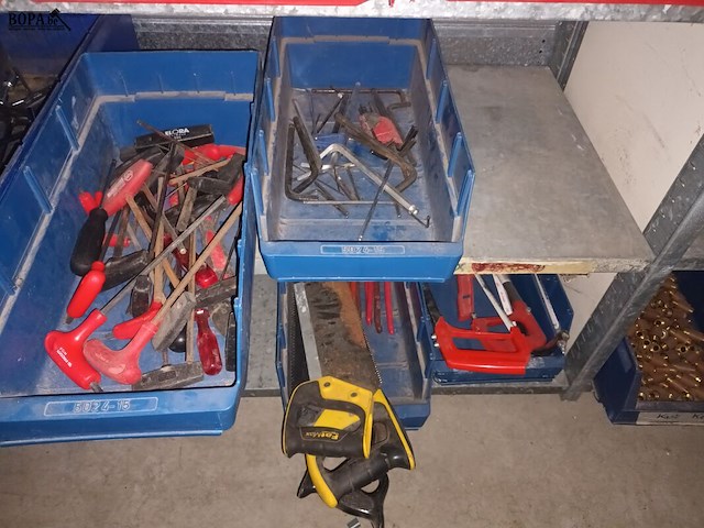 Lot 104 - handgereedschap en producten. inhoud rek - afbeelding 6 van  7