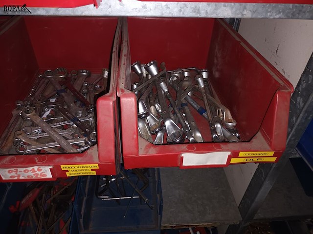 Lot 104 - handgereedschap en producten. inhoud rek - afbeelding 7 van  7