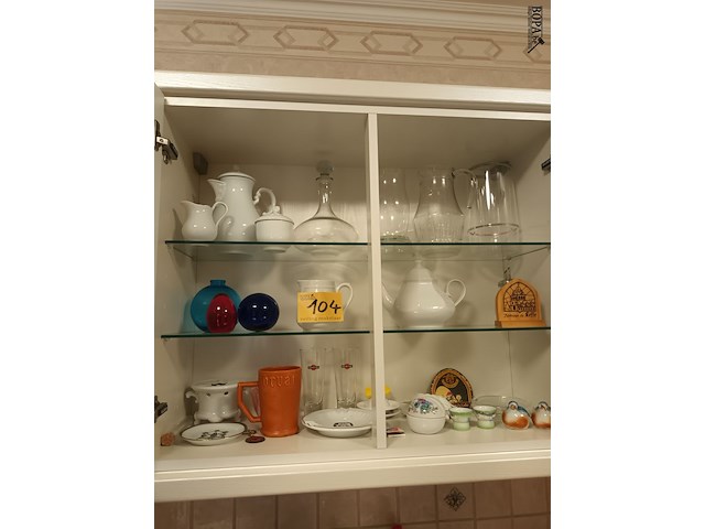 Lot 104 - keukengerei. inhoud keukenkasten - afbeelding 1 van  16