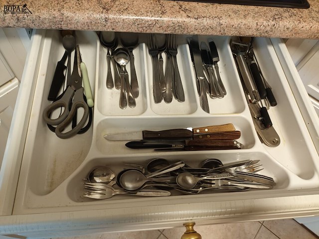 Lot 104 - keukengerei. inhoud keukenkasten - afbeelding 14 van  16