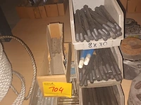 Lot 104 - lot bouten - afbeelding 1 van  4