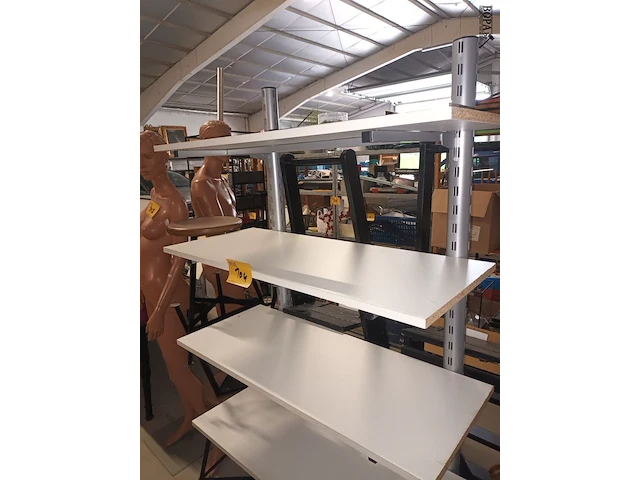Lot 104 - mobiel rek met legplanken - afbeelding 1 van  3