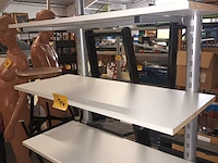 Lot 104 - mobiel rek met legplanken - afbeelding 1 van  3