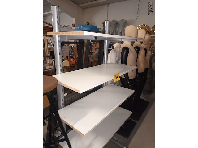 Lot 104 - mobiel rek met legplanken - afbeelding 2 van  3