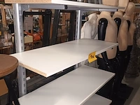 Lot 104 - mobiel rek met legplanken - afbeelding 2 van  3