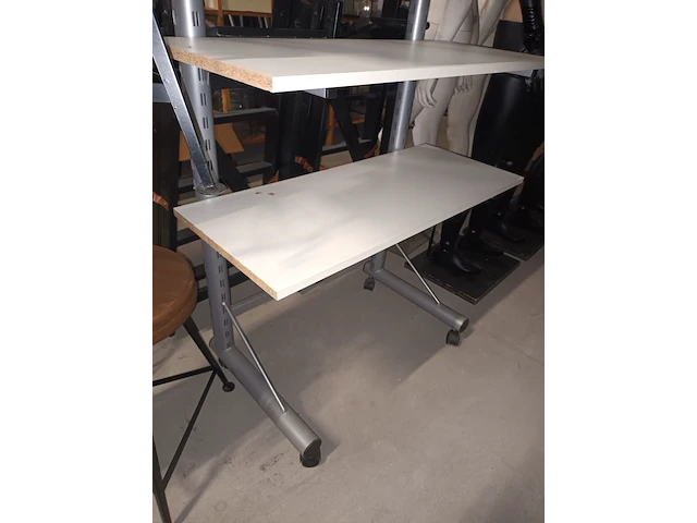 Lot 104 - mobiel rek met legplanken - afbeelding 3 van  3