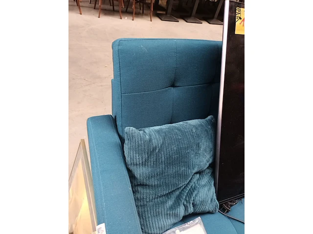 Lot 104 - stoffen sofa - afbeelding 3 van  6