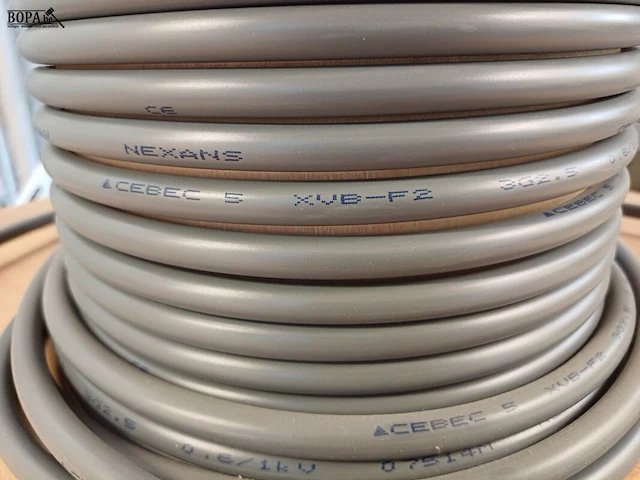Lot 1040 - haspel met electriciteitsdraad. 2 stuks - afbeelding 2 van  3