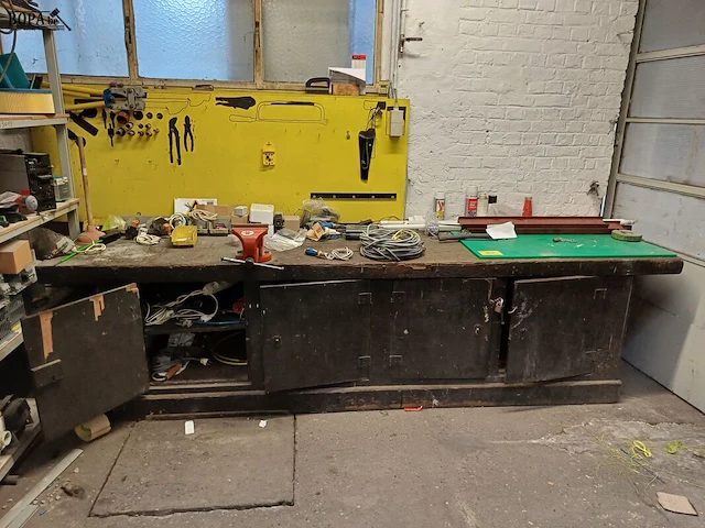 Lot 1042 - werkbank met inhoud - afbeelding 1 van  4