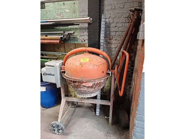Lot 1046 - betonmixer + schoor. 3 stuks - afbeelding 1 van  5