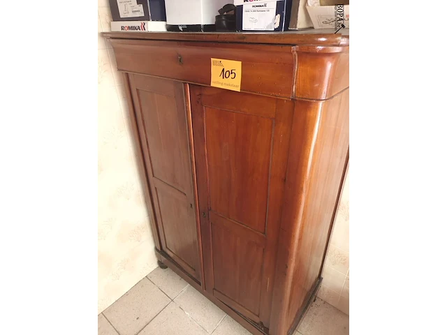 Lot 105 - antieke houten kast - afbeelding 1 van  4