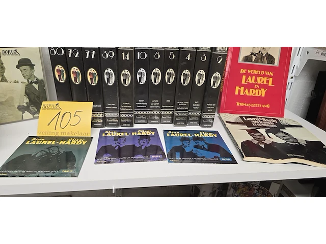 Lot 105 - lot laurel & hardy video's, dvd's en boeken - afbeelding 3 van  6