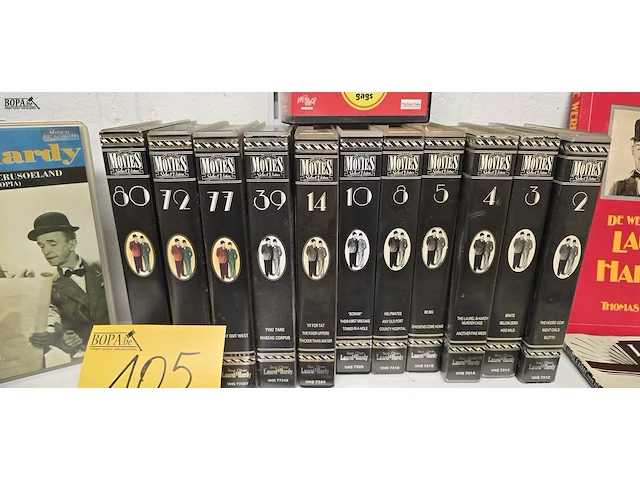 Lot 105 - lot laurel & hardy video's, dvd's en boeken - afbeelding 4 van  6