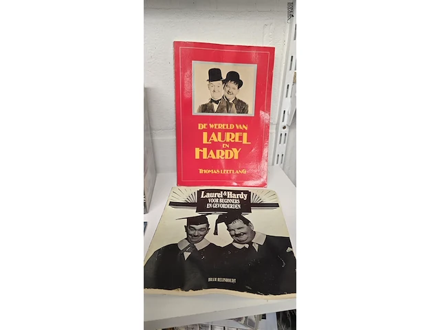 Lot 105 - lot laurel & hardy video's, dvd's en boeken - afbeelding 6 van  6