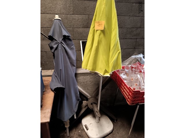 Lot 105 - parasols en voeten - afbeelding 1 van  2