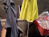 Lot 105 - parasols en voeten - afbeelding 1 van  2