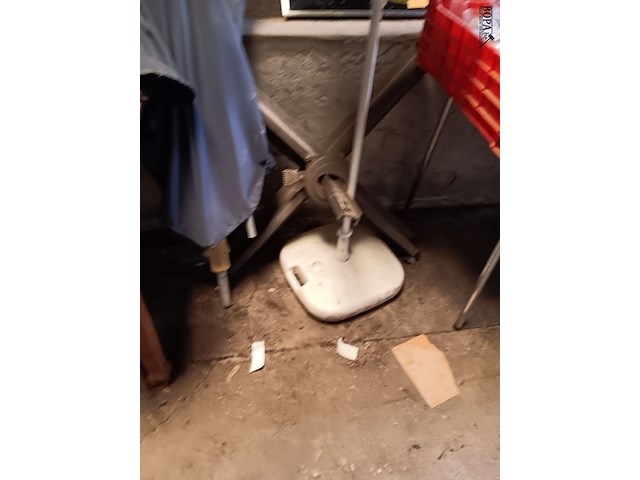 Lot 105 - parasols en voeten - afbeelding 2 van  2