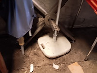 Lot 105 - parasols en voeten - afbeelding 2 van  2