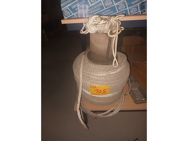 Lot 105 - rol dikke nylon koord - afbeelding 1 van  2