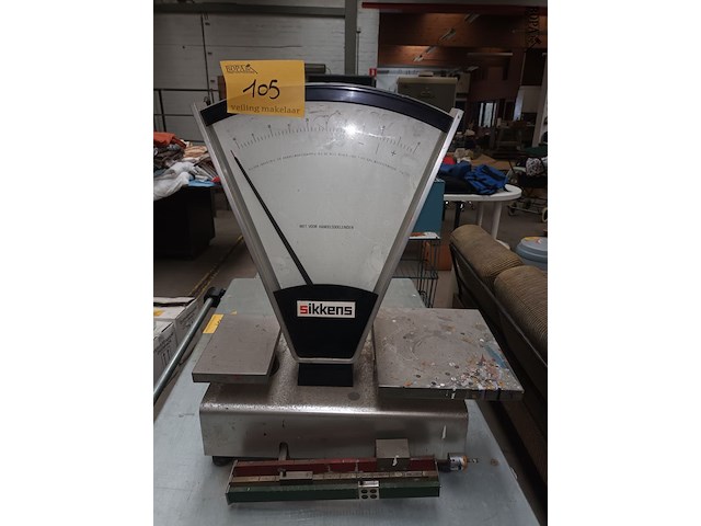 Lot 105 - weegschaal sikkens - afbeelding 1 van  3