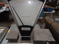 Lot 105 - weegschaal sikkens - afbeelding 1 van  3