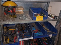 Lot 105 - werkmateriaal. inhoud rek - afbeelding 1 van  5