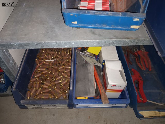 Lot 105 - werkmateriaal. inhoud rek - afbeelding 5 van  5