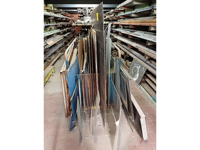 Lot 1050 - ijzeren platen - afbeelding 1 van  3