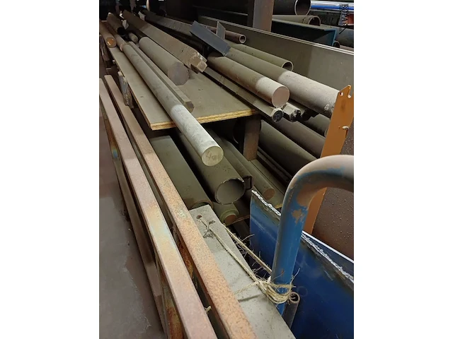 Lot 1051 - rek met ijzeren en plastieken buizen - afbeelding 1 van  4